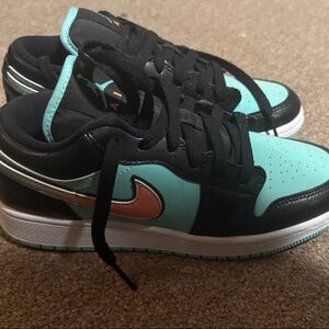 Kids Black and Teal Jordan’s size 4